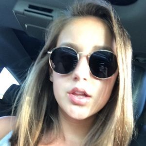 Meet your Posher, Holly